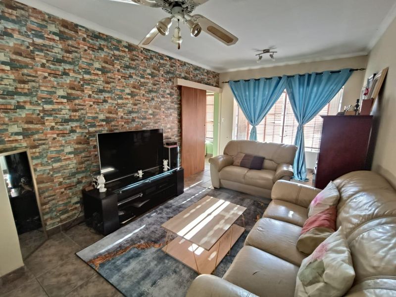 THIS BEAUTIFUL FAMILY HOUSE IS FOR SALE IN ZWARTKOP!!! - Photo 9