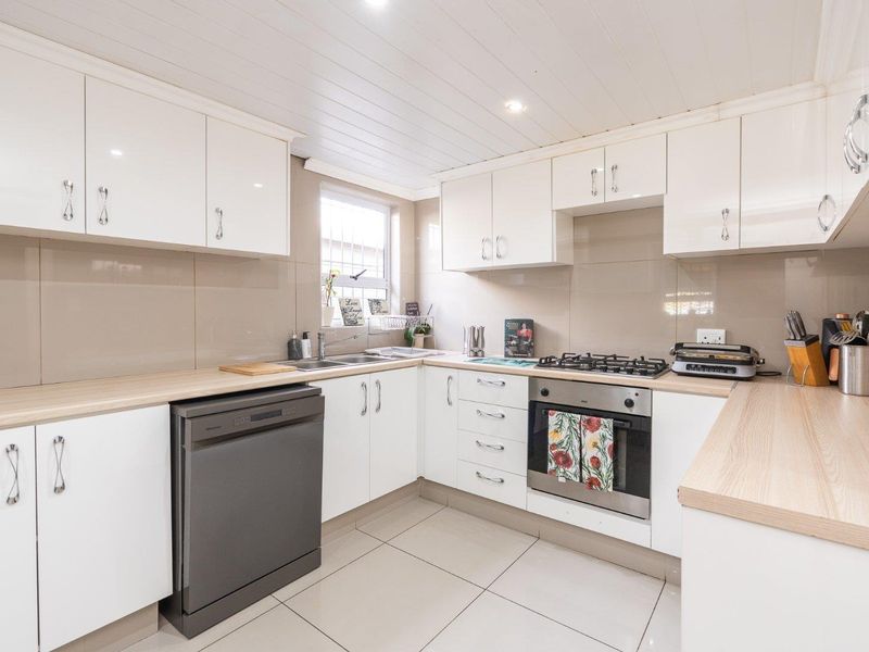 FREE STANDING FAMILY HOME - 3 BEDROOMS - 2.5 BATHROOMS - Photo 4