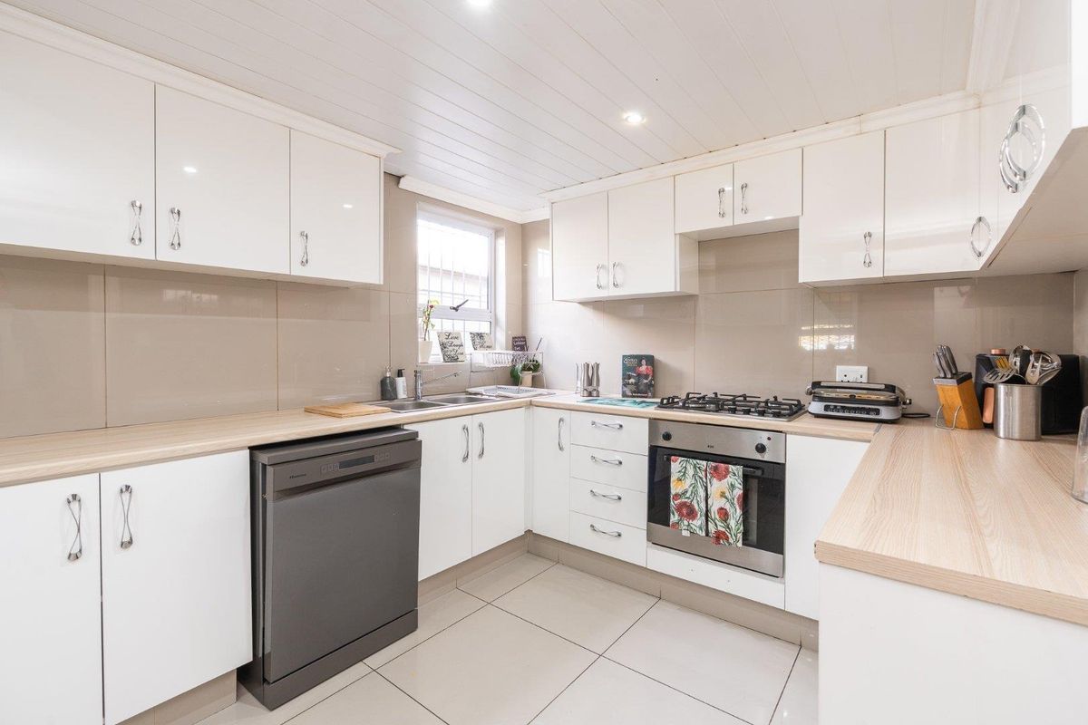 FREE STANDING FAMILY HOME - 3 BEDROOMS - 2.5 BATHROOMS - Photo 4