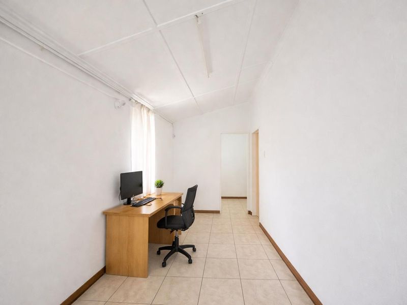 Three-Bedroom Corner Property Near Town - Photo 10