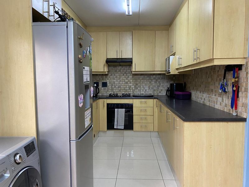 Stunning 4-Bedroom Duplex in Sought-After Bardale Village - Photo 5