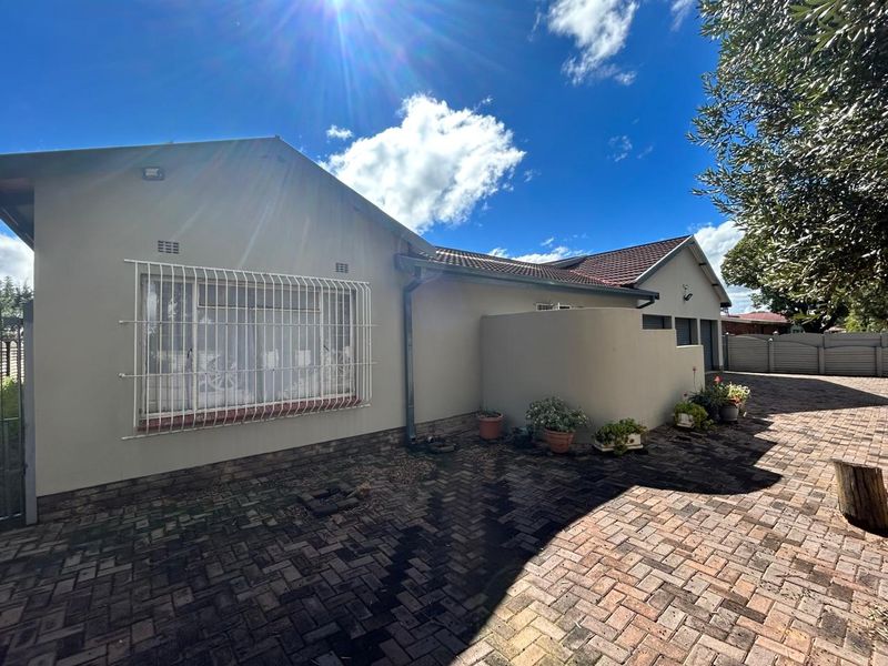 **Charming Family Retreat** - Photo 1