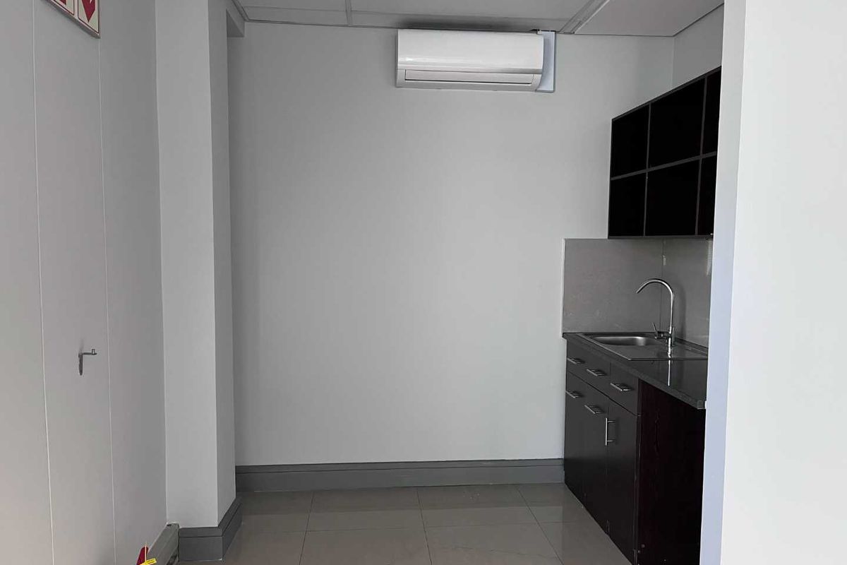 Impress Clients with High-End Finishes and Natural Light - Photo 5