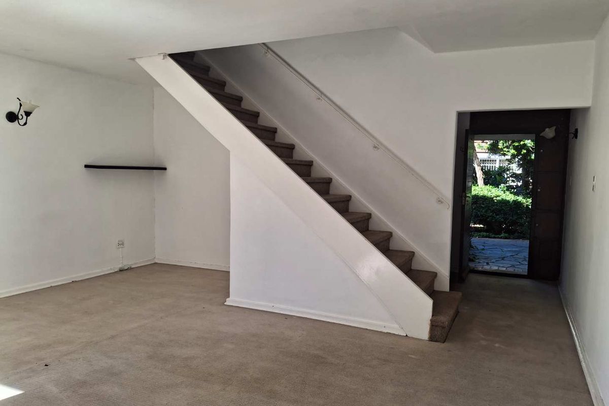 A LOVELY 1.5 BEDROOM TOWNHOUSE - Photo 3