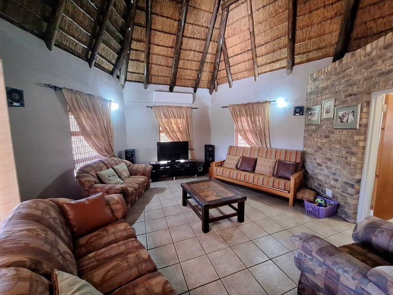 Elegant Main House with Three Luxury Cottages - Photo 10