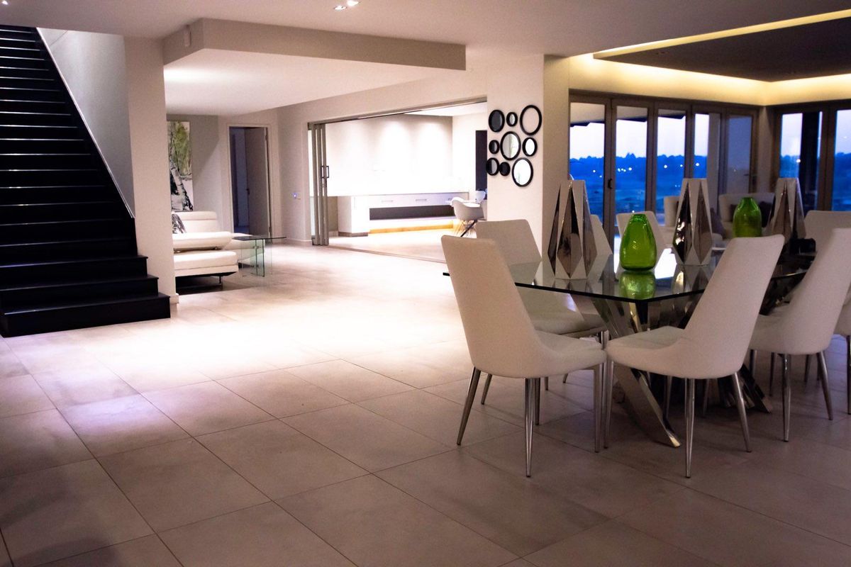 Luxurious penthouse for sale in Ebotse Golf & Country Estate, Rynfield - Photo 2