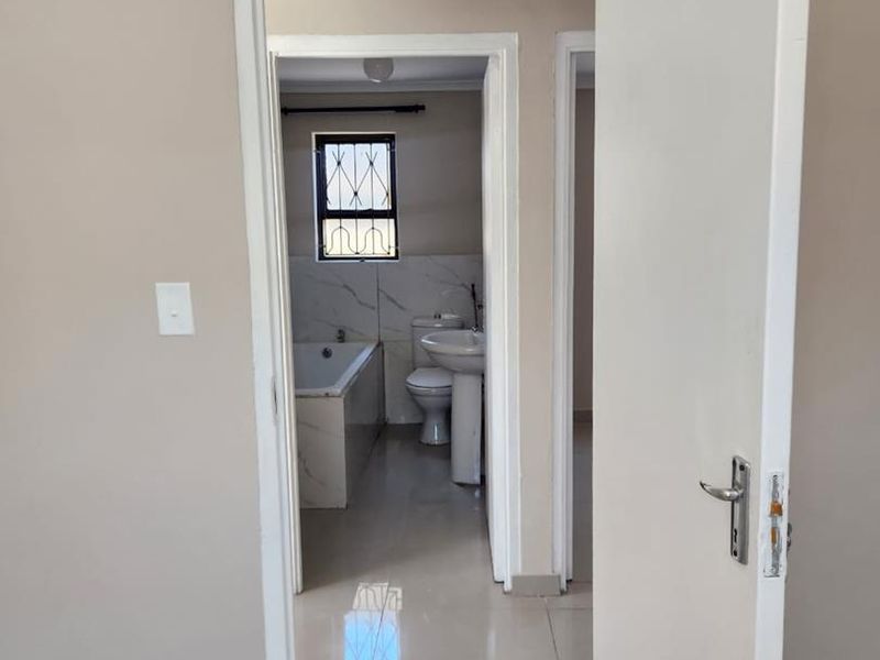 Charming Three-Bedroom Home for Rent in Ilitha Park, Khayelitsha - Photo 6