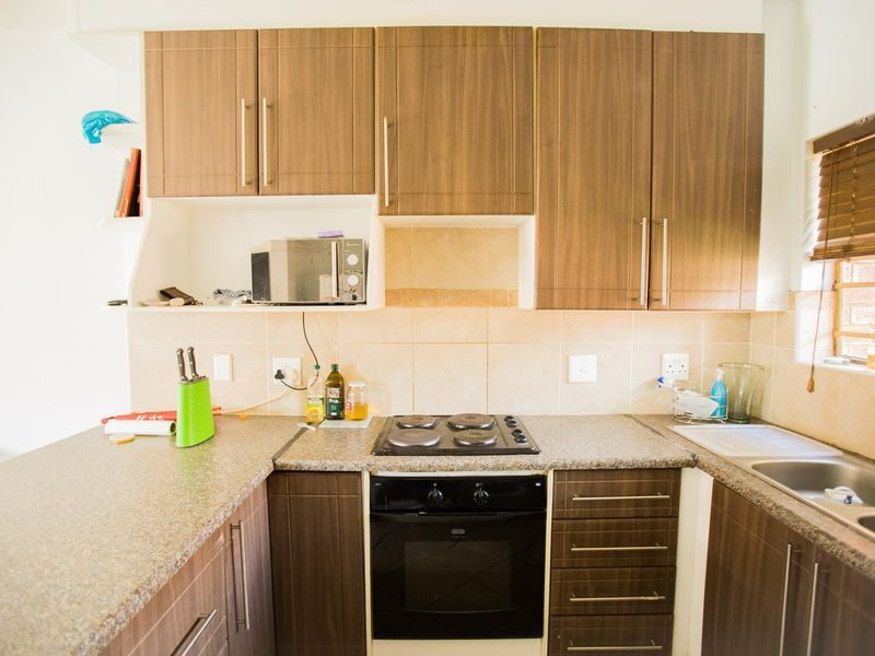 2 Bedroom Ground Unit with Private Garden - Photo 3