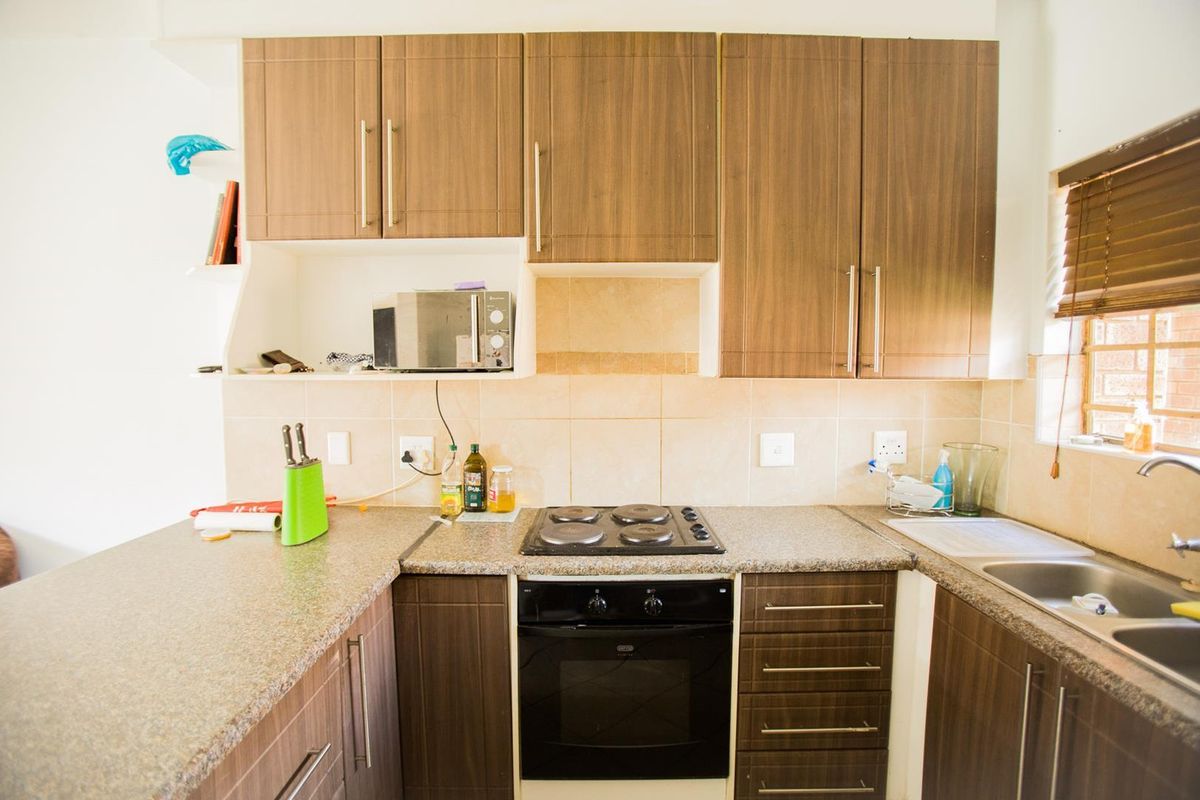 2 Bedroom Ground Unit with Private Garden - Photo 3