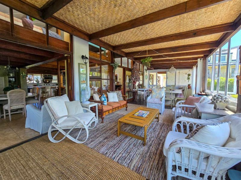 Family living with breathtaking river views. - Photo 3