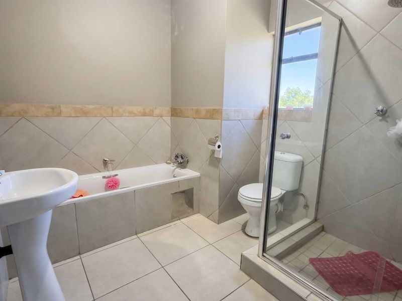 Charming Two-Bedroom Ground Floor Apartment in Secure Complex - Photo 9