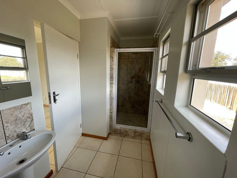 Turnkey Opportunity: Six En-Suite Bachelor Flats with Braai & Communal Area's - Photo 9