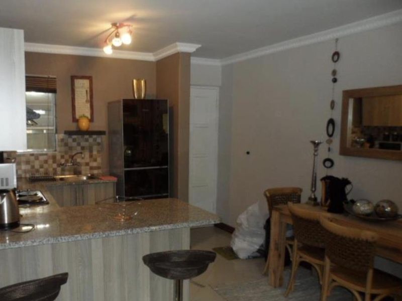 A CHARMING TWO BEDROOM FURNISHED GARDEN APARTMENT - Photo 9