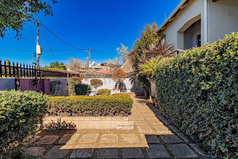 FRONT GARDEN 1 