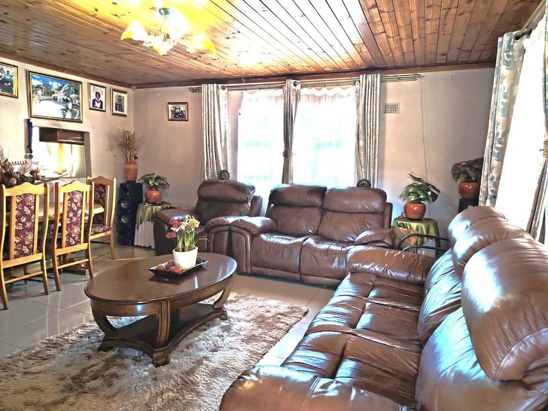 Spacious 4-bedroom house in one of the best area in Umlazi suburb - Photo 7