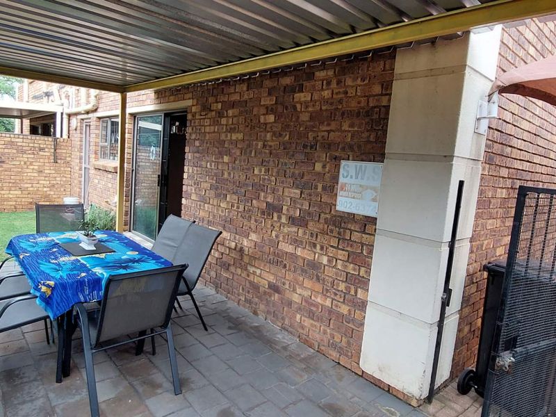 Modern Comfort in a 3-Bedroom, pet friendly duplex - Photo 9