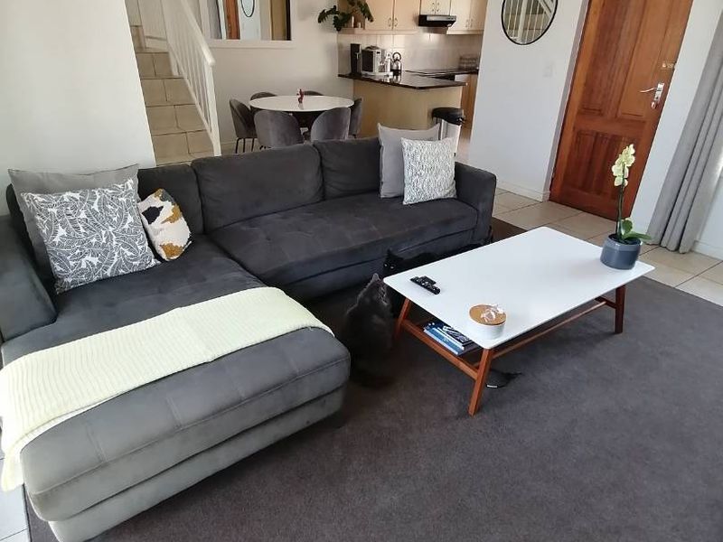 Unfurnished Two-Bedroom Townhouse with Courtyard and Garage in Sought-After Royal Ascot - Photo 9