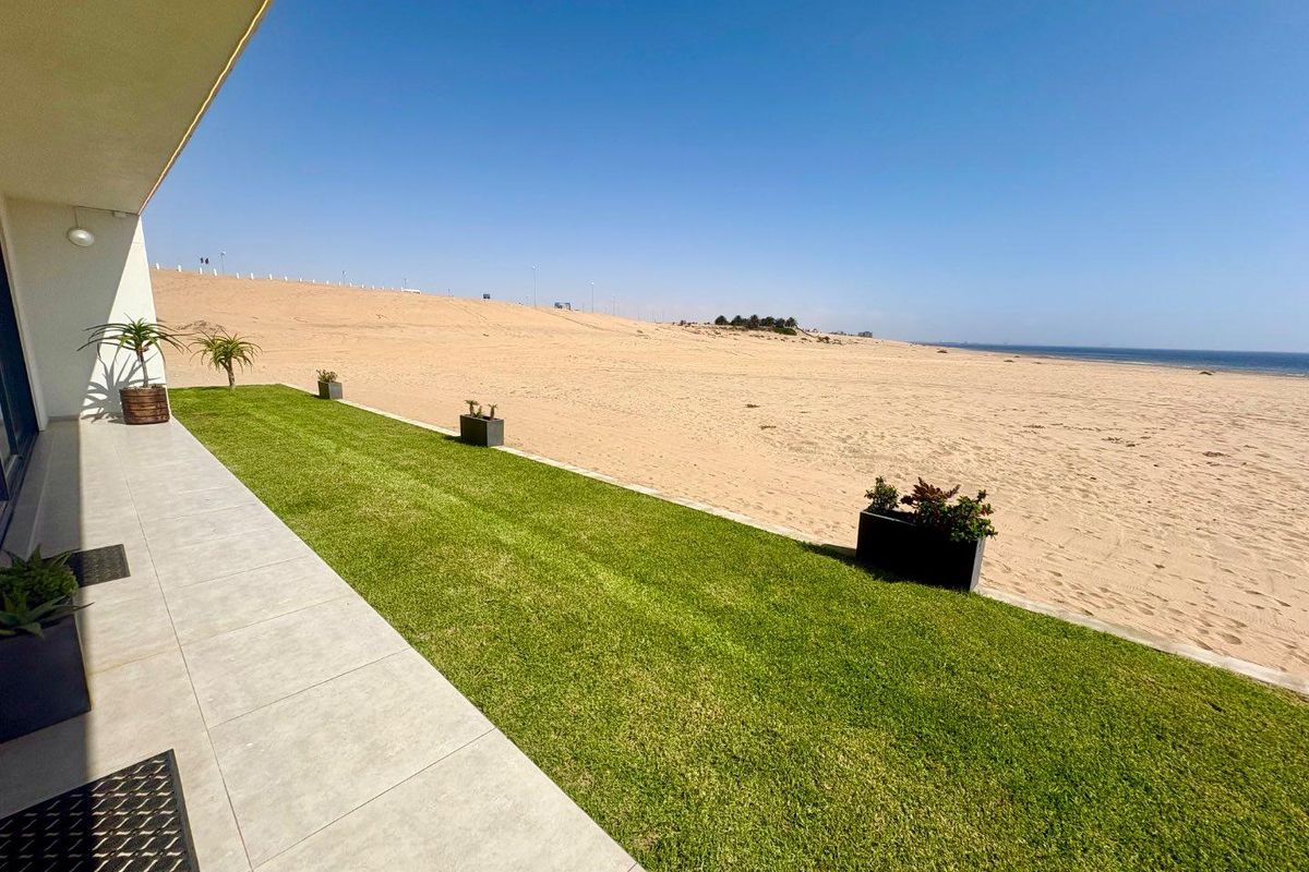 stylish 5 bedrooms Townhouse to Rent in Dolphin Beach - Photo 2