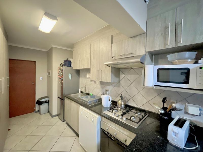 ***Modern 2 Bed & 2 Bath Apartment - Young Professional, Couples or Students - Walking distance -Tuks and Loftus and Next to Garden Court Hotel*** - Photo 6