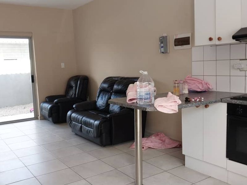 Perfect Starter: Cozy 2-Bedroom with Parking - Photo 5