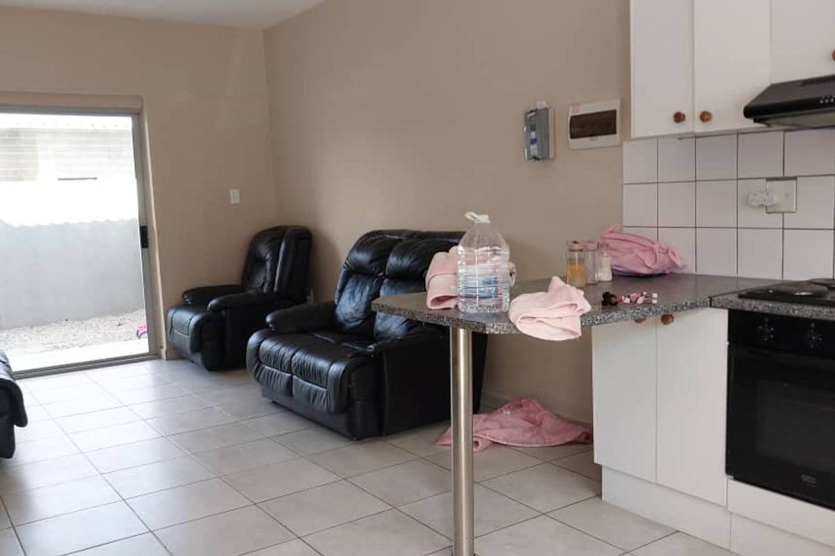 Perfect Starter: Cozy 2-Bedroom with Parking - Photo 5