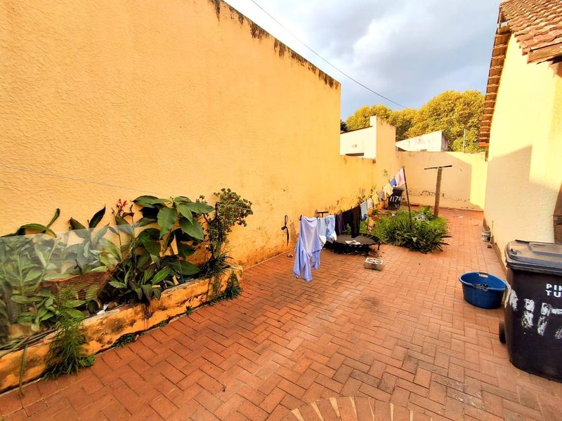 "Lovely residential property located in the lush surroundings of Bezuidenhout Valley, Johannesburg" - Photo 6