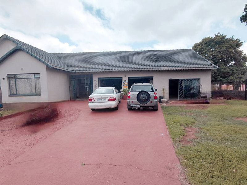 Family Home, Secure Living & Income Potential: - Photo 2