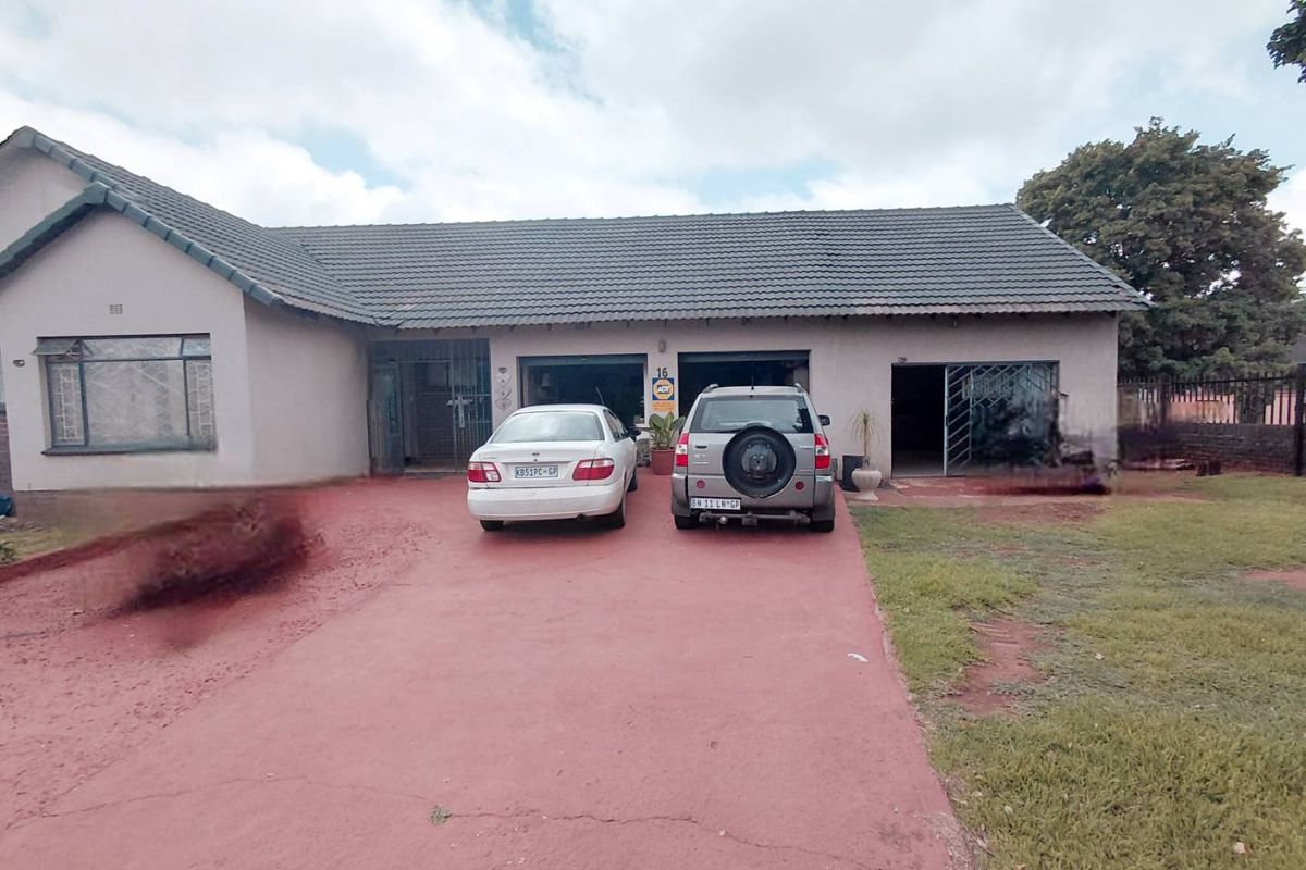 Family Home, Secure Living & Income Potential: - Photo 2