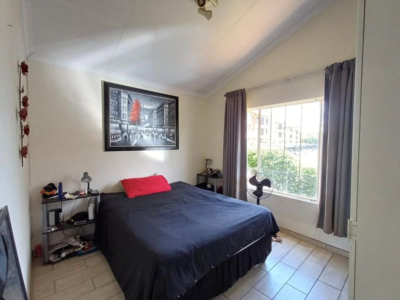 Charming Pet-Friendly Duplex with Enclosed Garden - Photo 9