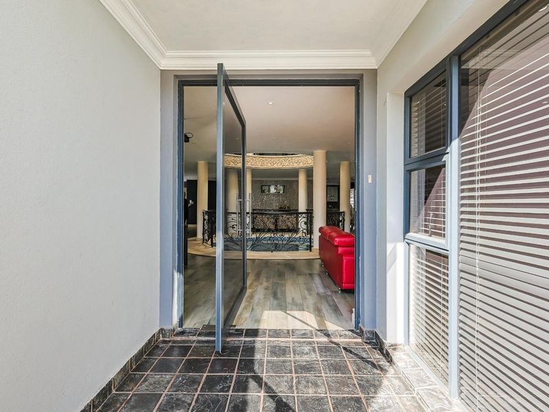 Modern Furnished 3-Bedroom Home with Pool, Cinema Room & Luxurious Finishes - Photo 2