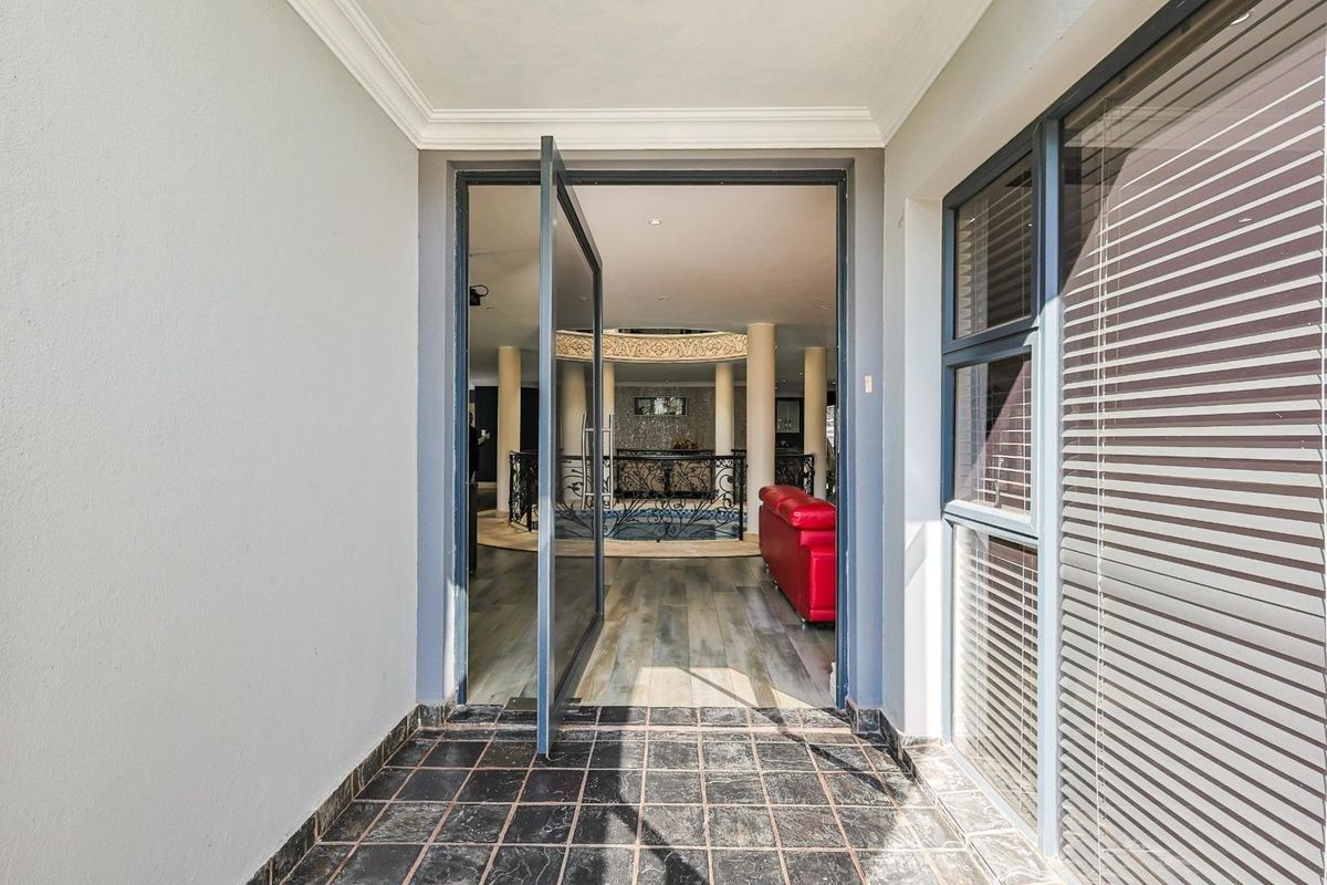 Modern Furnished 3-Bedroom Home with Pool, Cinema Room & Luxurious Finishes - Photo 2