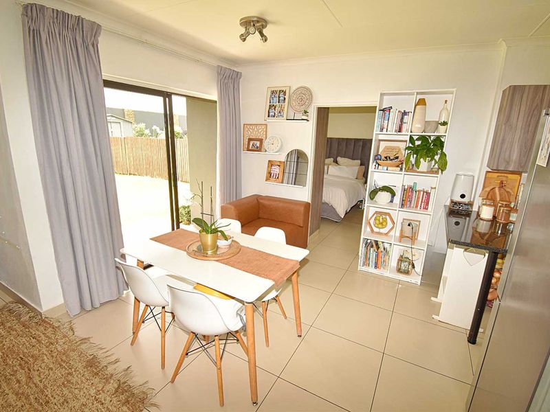 Pet-Friendly 3-Bedroom Simplex Townhouse - Photo 6