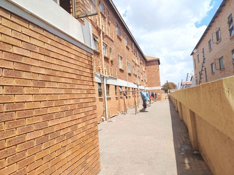 A BLOCK OF FLATS FOR SALE - Photo 6