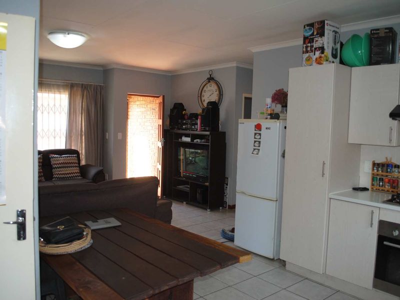 Beautiful & Secure Townhouse in Prime Complex – Ideal for Couples or Small Families - Photo 7