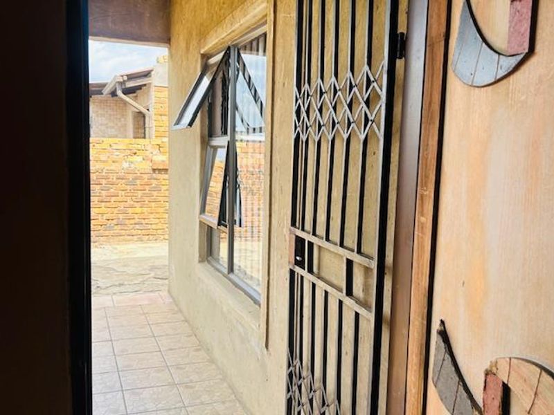 3 Bedroom house with 3 big outside Rooms - Photo 3