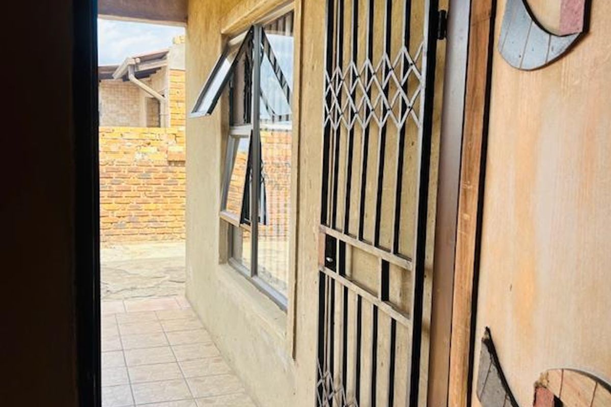 3 Bedroom house with 3 big outside Rooms - Photo 3