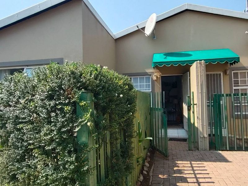 Sought After Complex Offers Neat 2 Bedroom Simplex - Photo 8