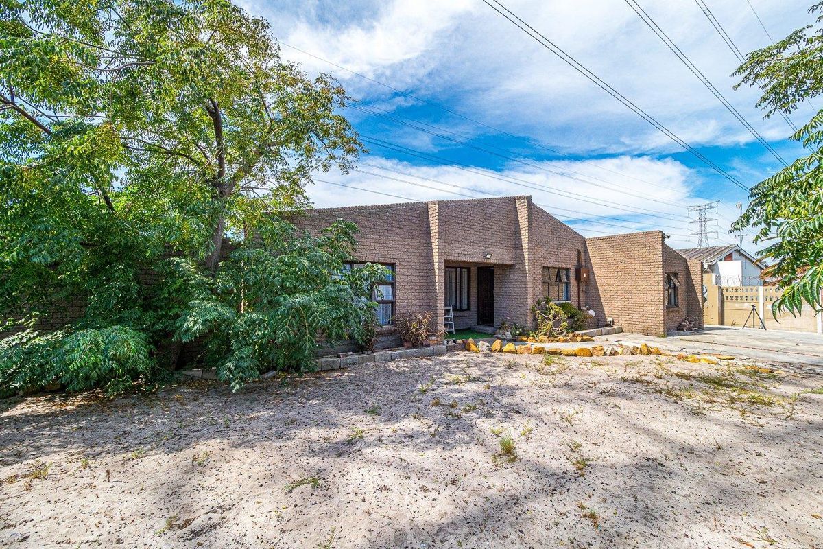 Beatiful home in Upmarket pocket of Gatesville - Photo 3