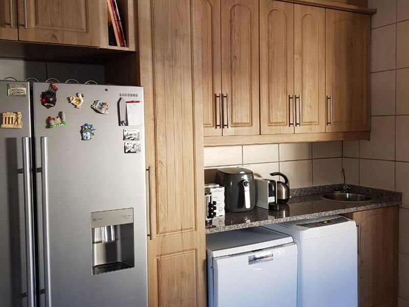 ✨ Two Homes + Bachelor Flat - Victorian Gem in Langebaan’s Middedorp ✨ - Photo 7