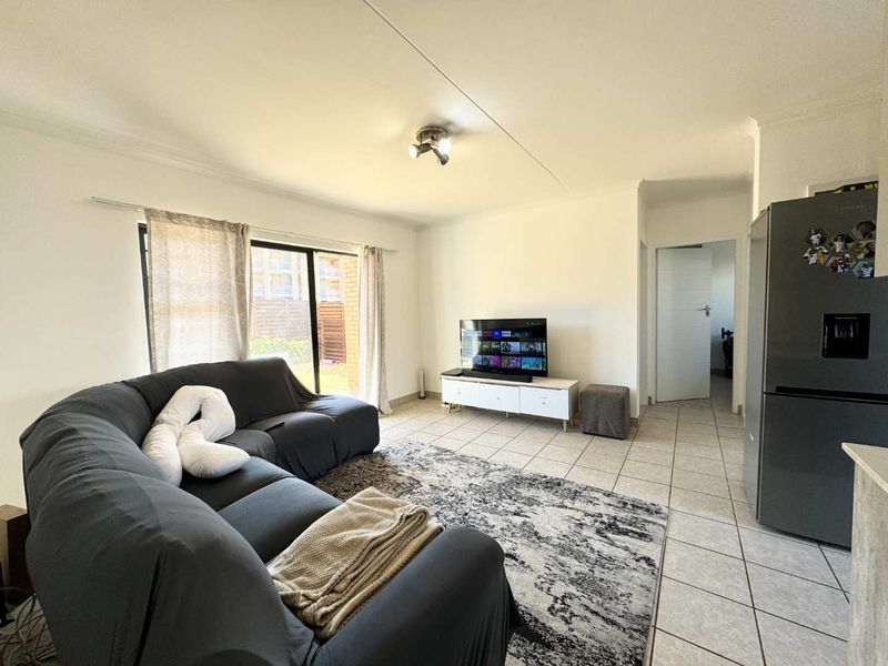 Modern 4-Bedroom Townhouse in Sagewood—Garden Oasis Awaits - Photo 3