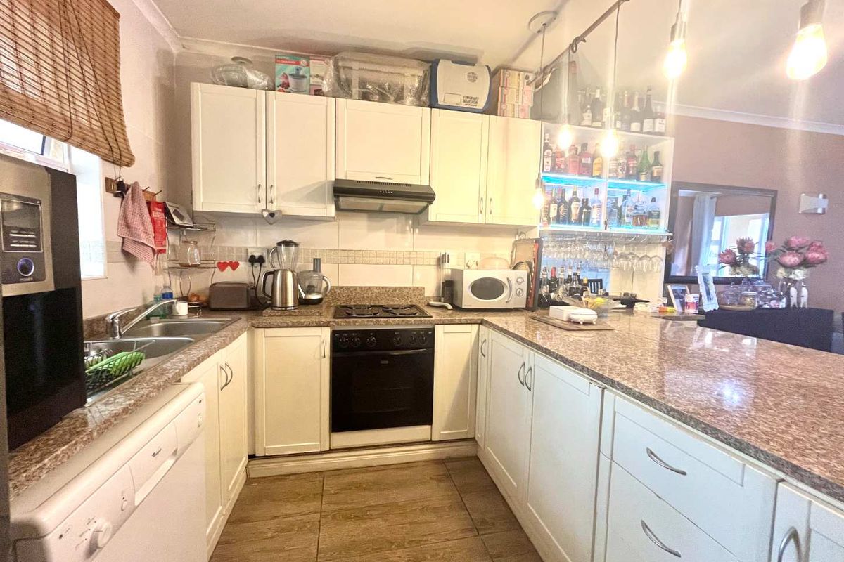Hendra - Modern 2 Bedroom apartment | Walk to Gateway Theatre of Shopping - Photo 3