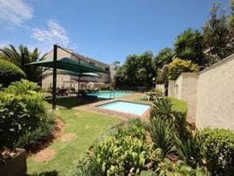 Spacious Duplex Living with Garden, Pool & Unique Lift Feature – Pet Friendly! - Photo 6