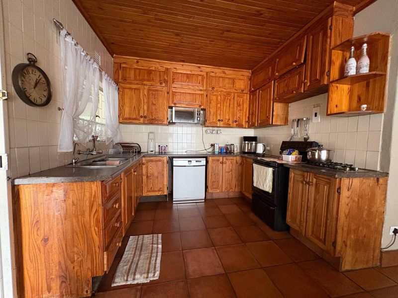 Charming 3-Bedroom Home with Lush Garden & Pool in Rothdene - Photo 5