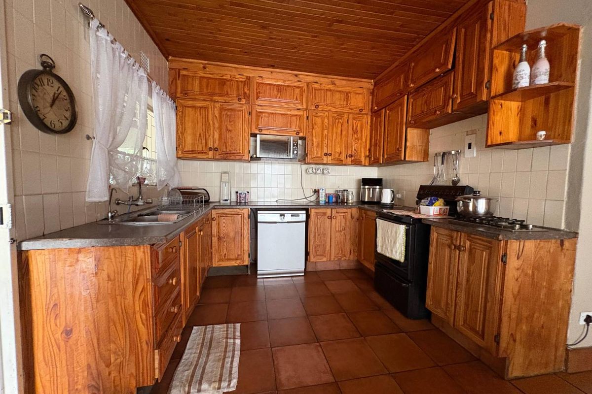 Charming 3-Bedroom Home with Lush Garden & Pool in Rothdene - Photo 5