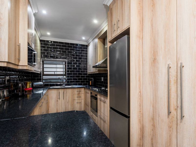 4 bedroom house availabile in Steenberg - Photo 9