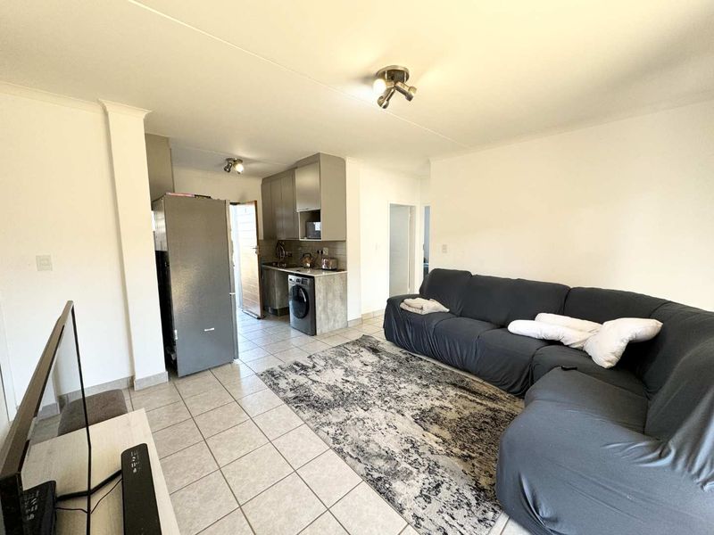 Modern 4-Bedroom Townhouse in Sagewood—Garden Oasis Awaits - Photo 4