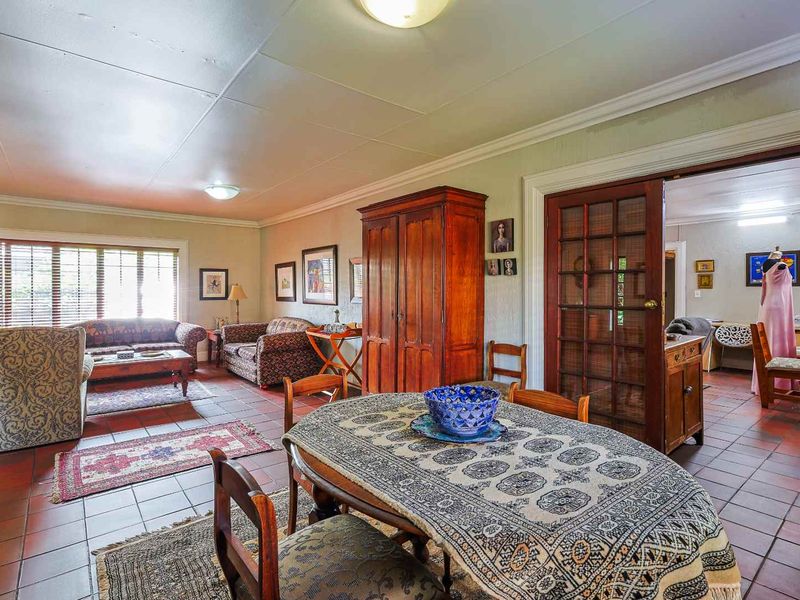 Spacious Family Home with Character & Separate Flatlet - Photo 10