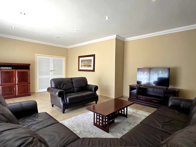 Immaculate 4 bedroom house with 3 flatlets - Photo 9