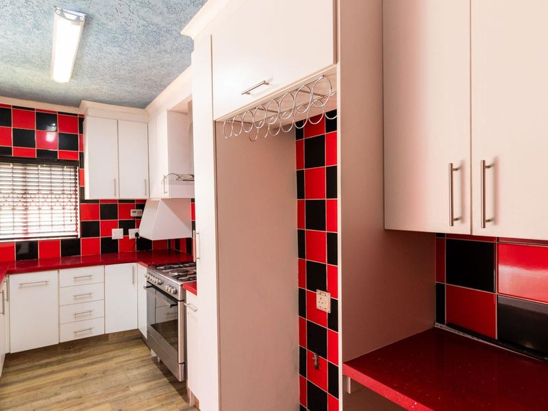 Charming Family Home: 2 Beds, Open Plan Living, Room to Grow - Photo 3