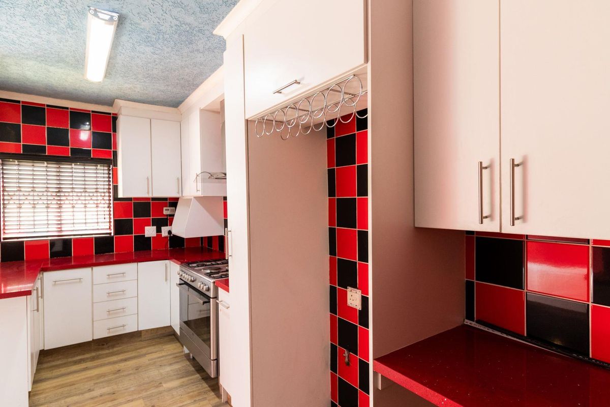 Charming Family Home: 2 Beds, Open Plan Living, Room to Grow - Photo 3
